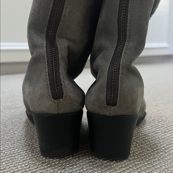AEROSOLES Gray Ankle Boots with Black Trim - Picture 8 of 8